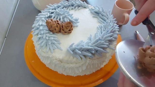 Украшение новогоднего торта. Заснеженные ветки с шишкамм смотреть онлайн