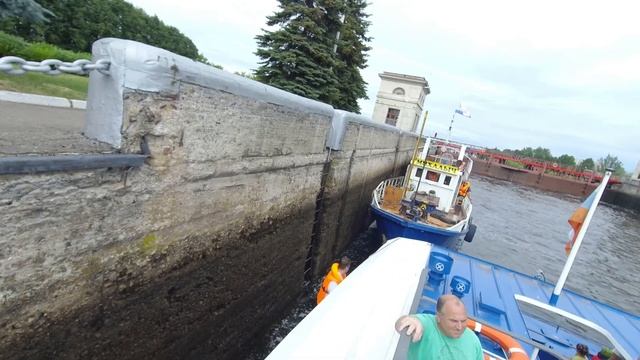 Прогулка на катере, шлюзование, выход на Иваньковское водохранилище.