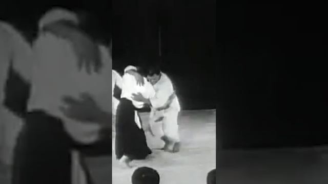 Aikido instructor demonstrates his hand to hand combat #aikido #martialarts