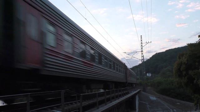 Электровоз 2ЭС4К-095 с пассажирским поездом №386 Адлер - Архангельск смотреть онлайн