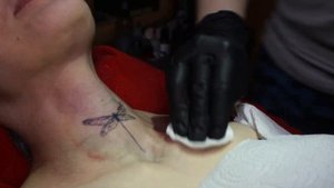 Перекрываем \ перебиваем старую татуировку на шее