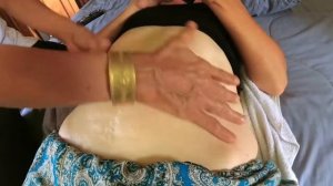 Тилле делают лечебный Тайский массаж на острове Панган. Это очень больно. Она сильная, терпит!