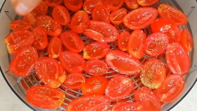Вяленые помидоры / Сушеные томаты в сушилке
