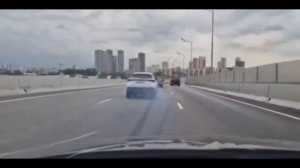 Вообще ничего девушку не смущает, как дубасила, так и дубасит.