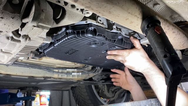 BMW 3er F30 Меняем в АКПП 8hp50z масло с фильтром(частичная замена). смотреть онлайн