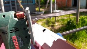 Делаем круглое отверстие в жести