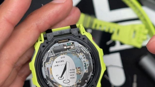 What's Inside a GBD200? How to Change the Battery? Opening up the Watch to get a close up look смотреть онлайн