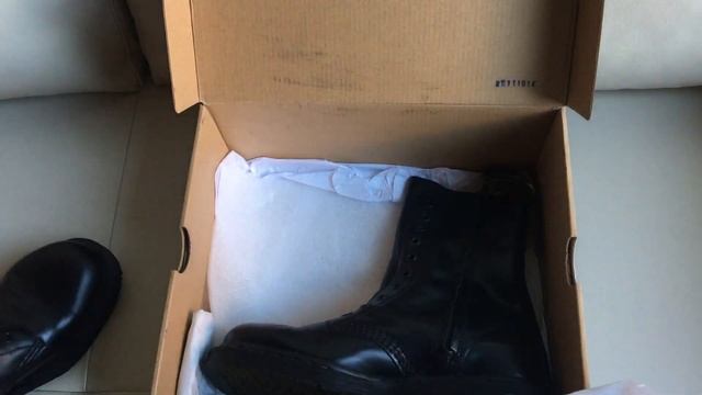 Dr Martens and Vetements ankle boots unboxing смотреть онлайн