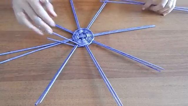 Плетение круглого донышка из газетных трубочек 1
