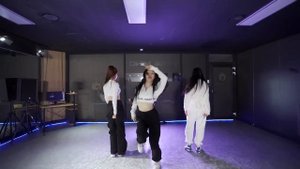 Pandora Mave dance practice mirror