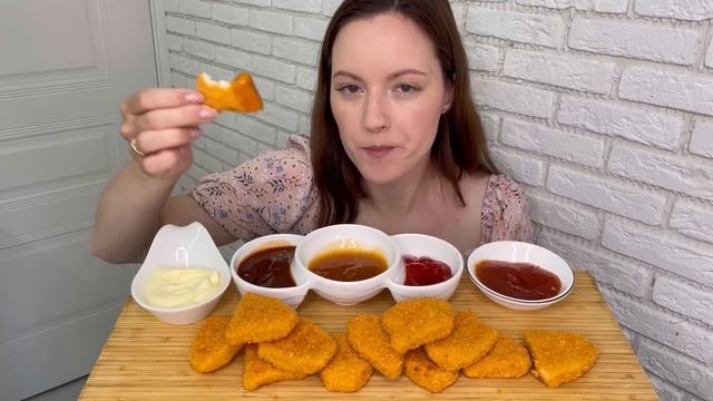 МУКБАНГ НАГГЕТСЫ 20 ШТУК ЗА РАЗ  С РАЗНЫМИ СОУСАМИ MUKBANG NUGGETS CHALLENGE ответы на вопросы