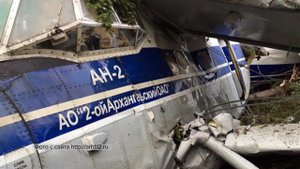 На севере России пассажирский самолет совершил экстренную посадку в лесу