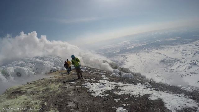 Восхождение на скитуре на Авачинский вулкан. Камчатка 09. 05. 2017г. смотреть онлайн