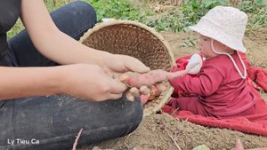 17 Year Old Single Mother - Harvesting Sweet Potatoes & Giving Clothes to Poor Children