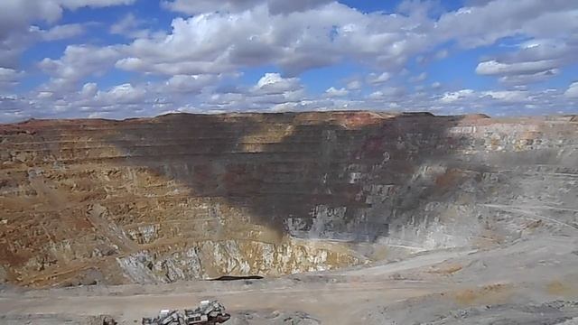 Карьер рудника Коунрада (Қоңырат) огромной воронкой зияет в земле, а назван в честь древнего горняк