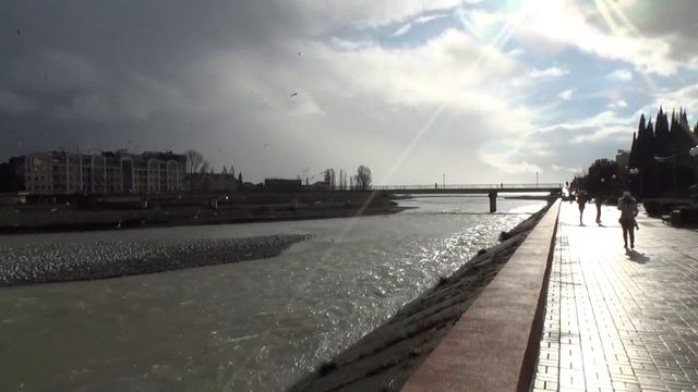 Туры на Чёрное море. Адлер. Набережная реки Мзымта
