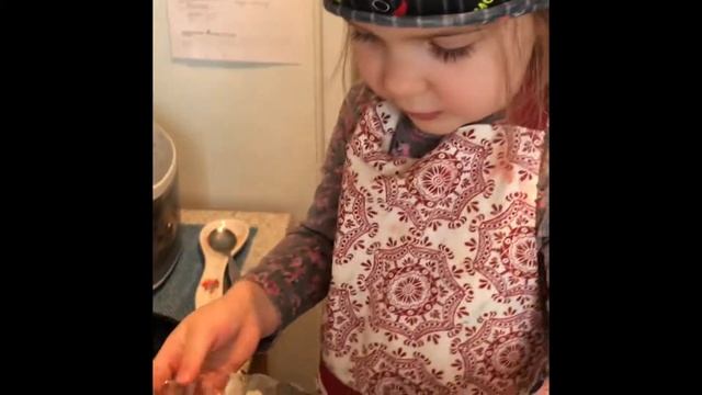 Готовить могут даже дети, если им не мешать. смотреть онлайн