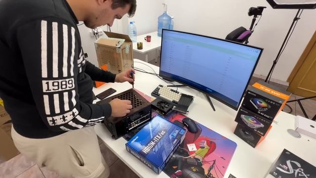 Самый МОЩНЫЙ компактный ПК! 5 FPS НА ЛИТР! Турнир HappyPC! ?? смотреть онлайн