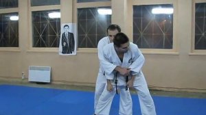 освобождение от обхвата туловища с руками сзади