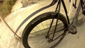 Велокурьер Арсений, и его лёгкий стальной курьерский фиксер, вес 11 кг.