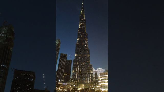 Вид на сверкающую предновогоднюю Burj Khalifa