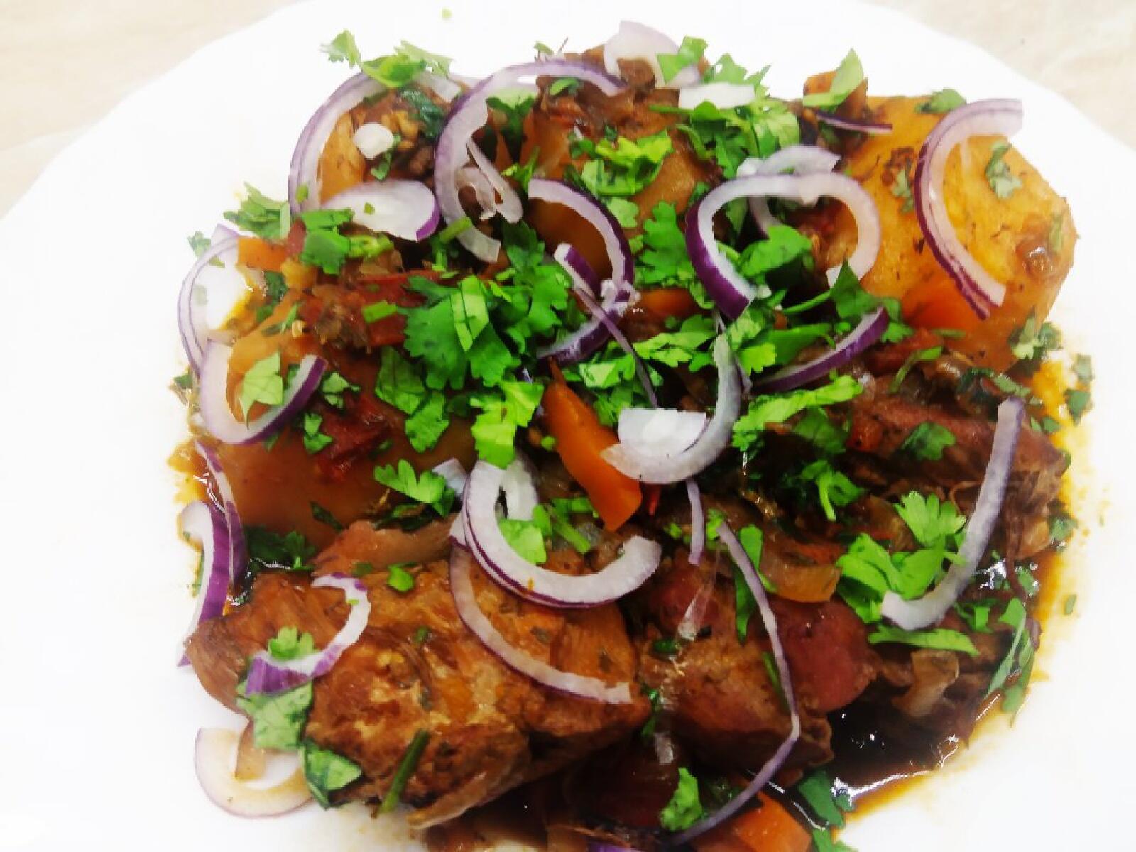 Курица в казане с картошкой и овощами.