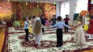 Вход на осенний праздник в подготовительной группе