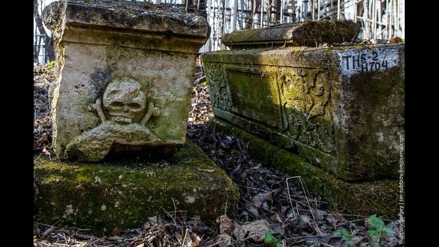 когда запрещено ходить на кладбище . Приметы . Традиции.