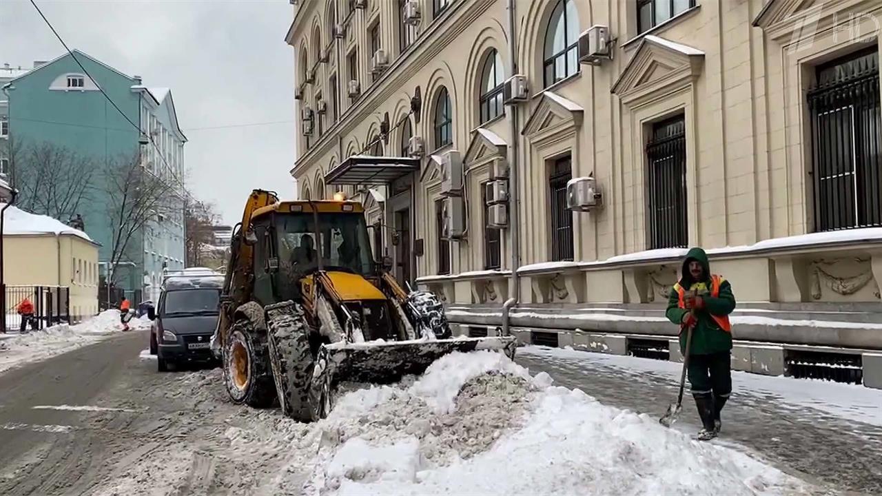 Последствия рекордного снегопада устраняют в столице