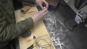 Как при помощи обычной лампочки и карандаша нанести рисунок , номер на металле !