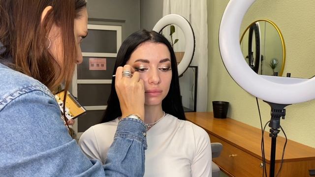 Красивый свадебный макияж растушеванная стрелка. Wedding makeup tutorial смотреть онлайн