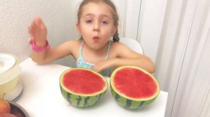 #SofiaClub София делает фруктовые конфеты.Полезные сладости из фруктов, история для детей