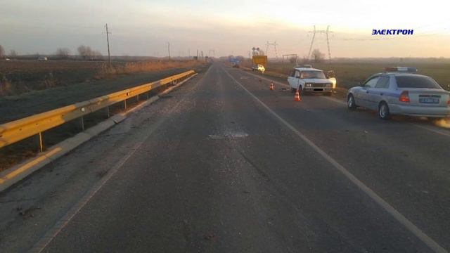 В ст.Варениковской автомобиль застрял на железнодорожном переезде.