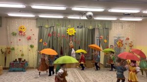 Танец с зонтиками на осенней Ярмарке