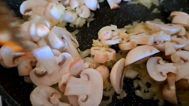 súper deliciosa tagliatelle con pechuga de pollo y champiñones Тальятели с куриной грудкой и грибам смотреть онлайн