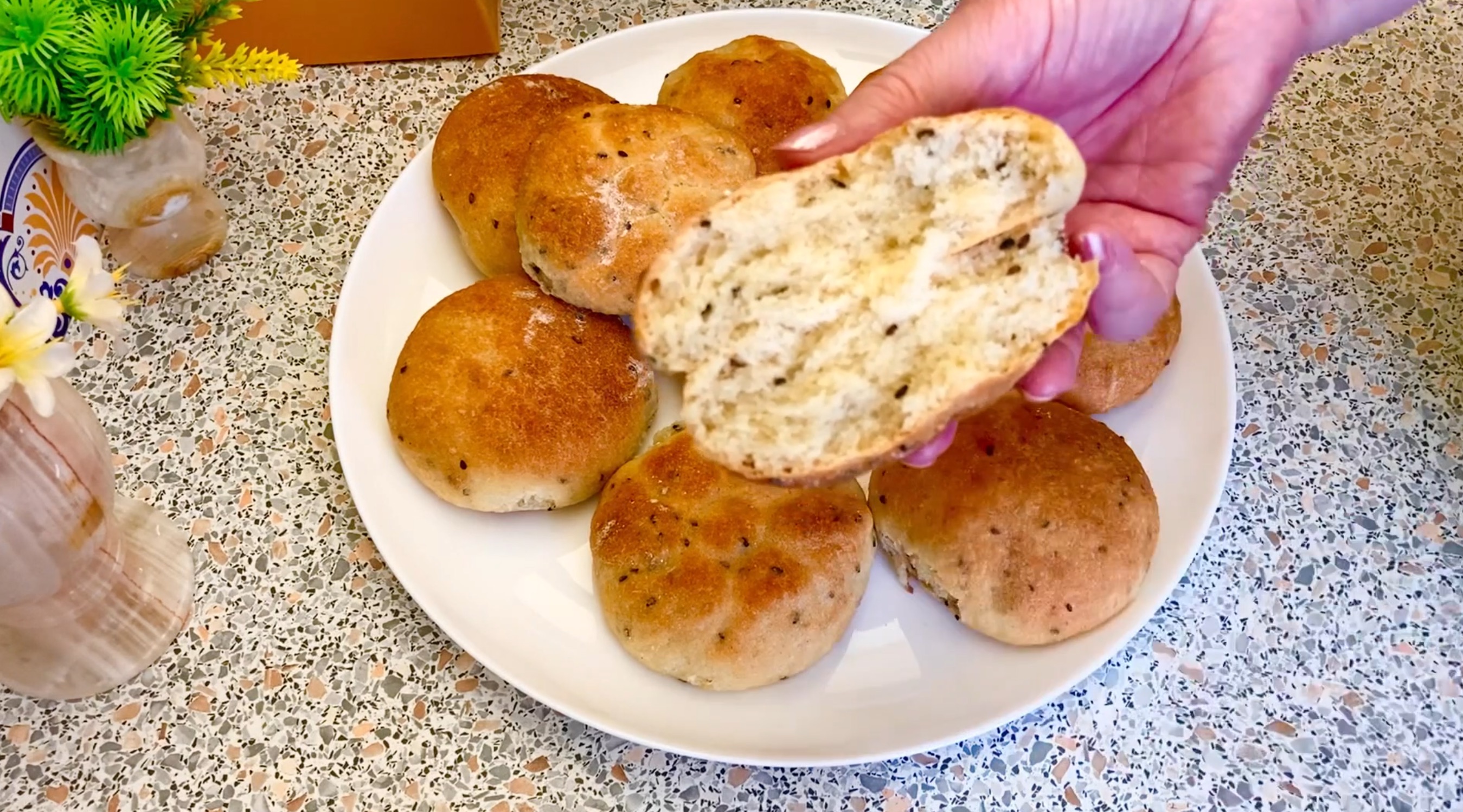 Закуски с булочкой с кунжутом