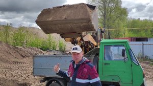 Едем за песком на Мультикаре 25. Погрузка речного песка трактором амкодор.