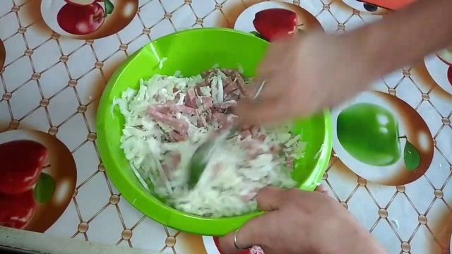 Салат из пекинской капусты с солями и сухариками)))