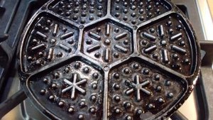 Вафли в вафельнице на газовой плите хрустящие и сладкие