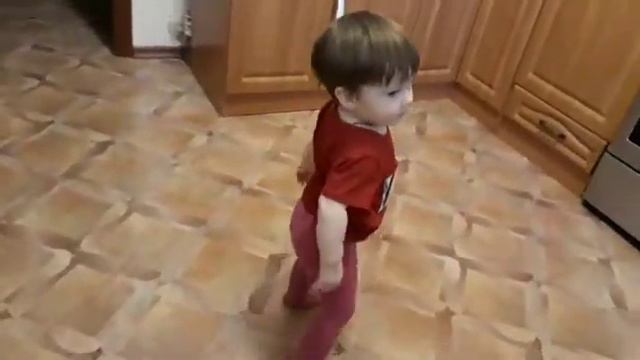 Ребенок танцует под Шакиру!Угарные видео. Танцы шманцы в 1,5 года!