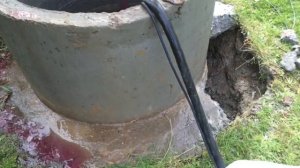 Podkapaev.ru Санитарная обработка колодца. Последствия бетонной стяжки кольца.