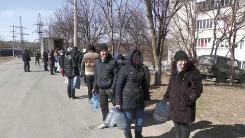 Украинские националисты специально стреляют по домам в Мариуполе