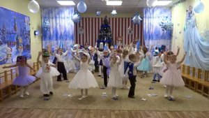 Вход на новогодний праздник  в детском саду Средняя группа