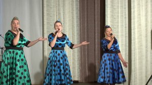 "Хорошие девчата" муз. А. Пахмутовой сл. М.Матусовского.