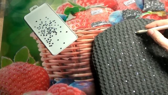 Как можно просто и быстро украсить шапку стразами.