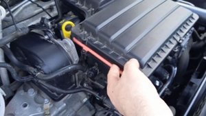 Замена воздушного фильтра двигателя Skoda / Skoda rapid 2021 replacing the air filter