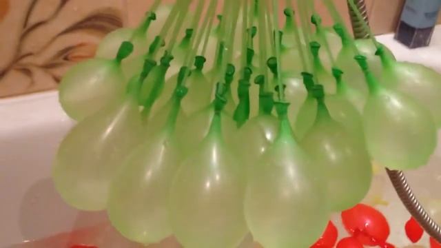 Полная Ванна Водных Шариков! Играем и Учим Цвета LEARN COLORS WISH WATER BOMBERS смотреть онлайн