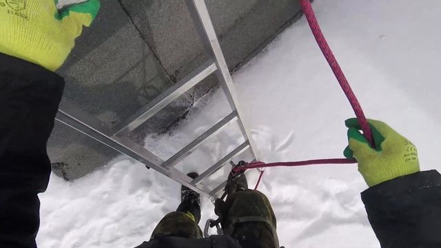 Сбиваем сосульки с крыши, 14-й этаж. смотреть онлайн