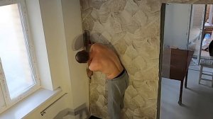 Оклейка обоев на кухне.