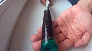 Рукоять ножа из эпоксидной смолы и еловой шишки после полировки